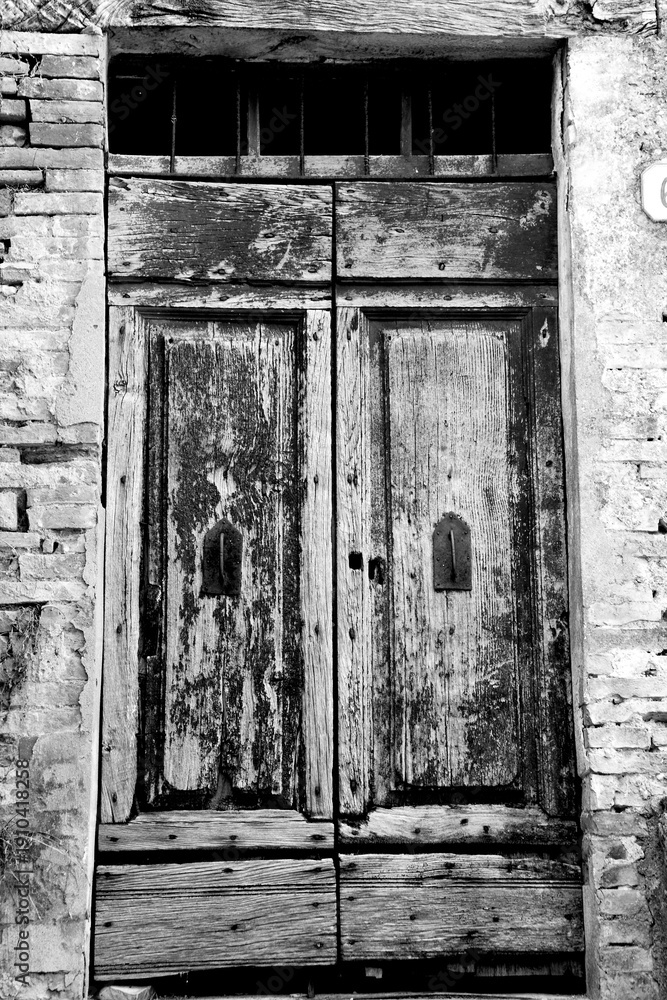 Obraz premium Borghi toscani in bianco e nero. L'architettura medievale dei borghi toscani, caratterizzata da pietra, cotto, riflette il periodo comunale con cinte murarie, torri, vicoli stretti e piazze. Italia. 