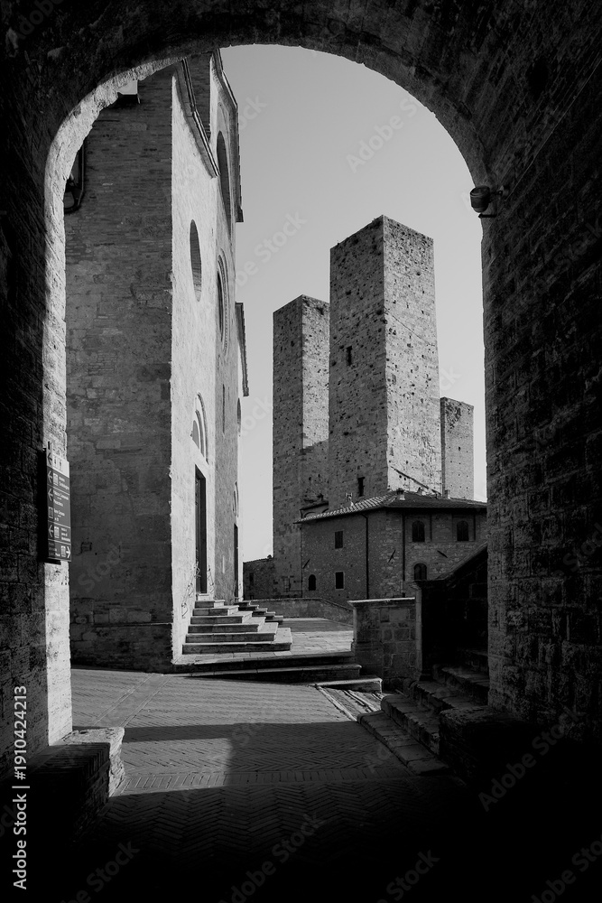 Fototapeta premium Borghi toscani in bianco e nero. La città turrita di San Giminiani ancora preservata dentro le antiche mura da cui svettano decine di torri. Siena,Toscana. Italia