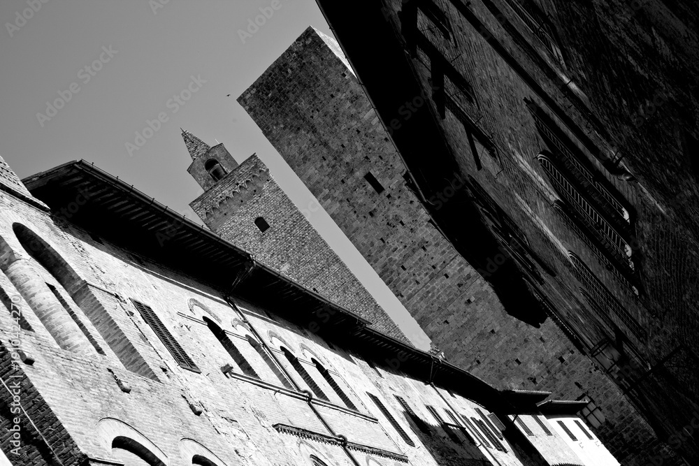 Fototapeta premium Borghi toscani in bianco e nero. La città turrita di San Giminiani ancora preservata dentro le antiche mura da cui svettano decine di torri. Siena,Toscana. Italia