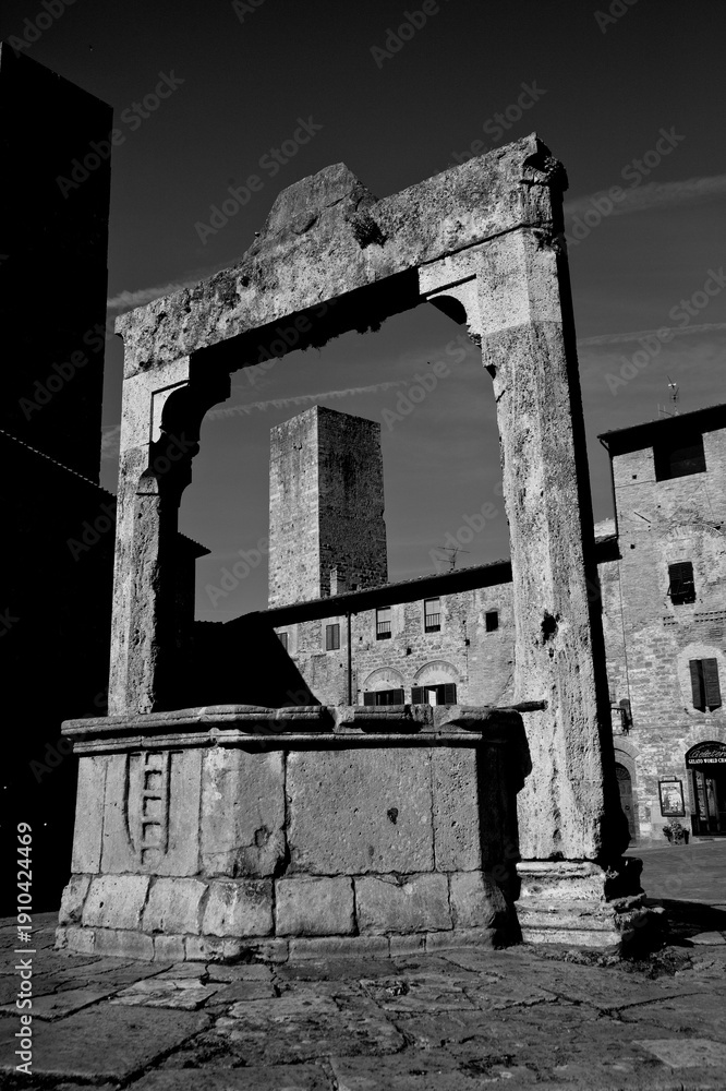 Fototapeta premium Borghi toscani in bianco e nero. La città turrita di San Giminiani ancora preservata dentro le antiche mura da cui svettano decine di torri. Siena,Toscana. Italia