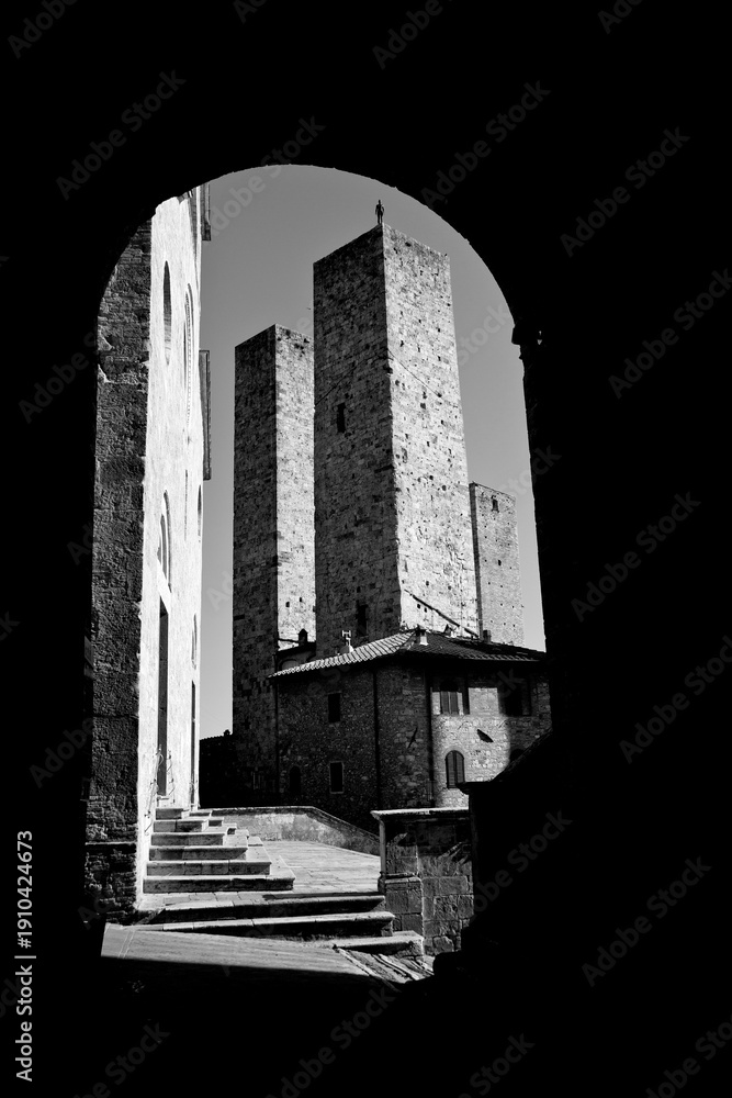 Fototapeta premium Borghi toscani in bianco e nero. La città turrita di San Giminiani ancora preservata dentro le antiche mura da cui svettano decine di torri. Siena,Toscana. Italia