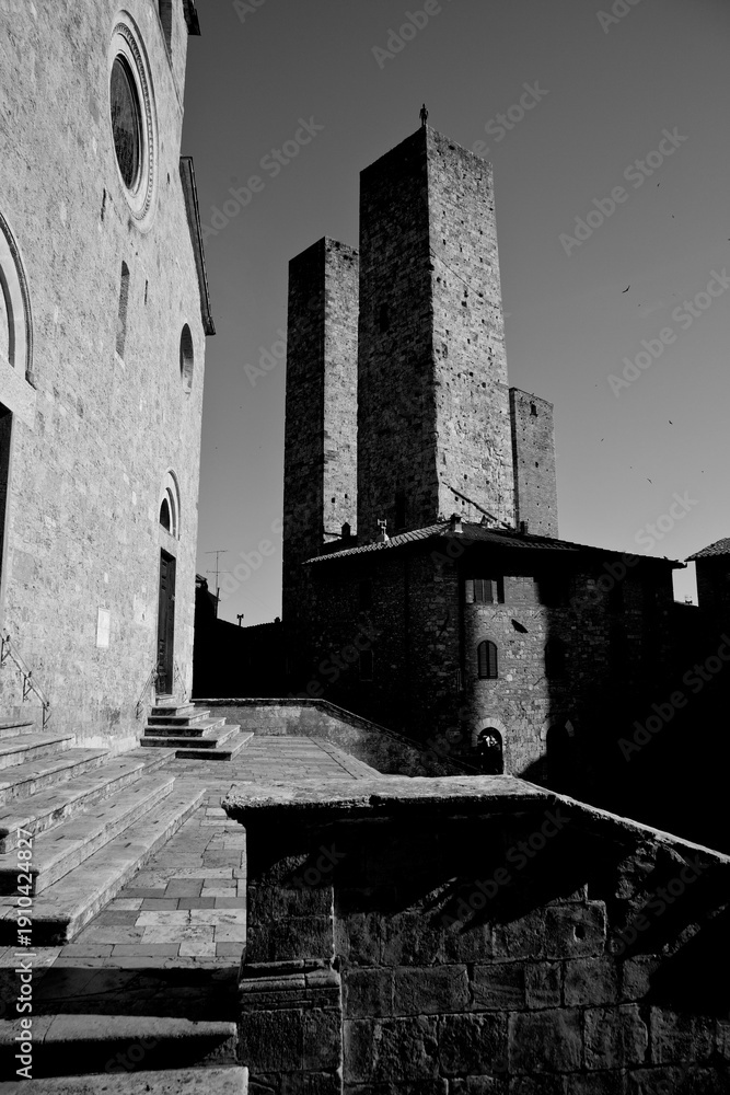 Naklejka premium Borghi toscani in bianco e nero. La città turrita di San Giminiani ancora preservata dentro le antiche mura da cui svettano decine di torri. Siena,Toscana. Italia