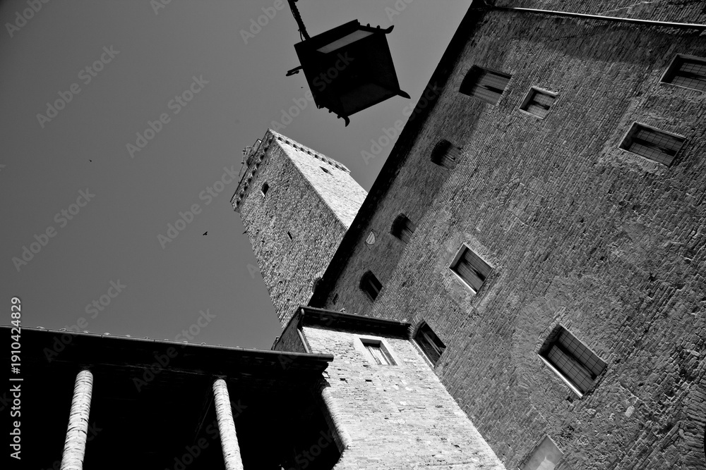 Fototapeta premium Borghi toscani in bianco e nero. La città turrita di San Giminiani ancora preservata dentro le antiche mura da cui svettano decine di torri. Siena,Toscana. Italia