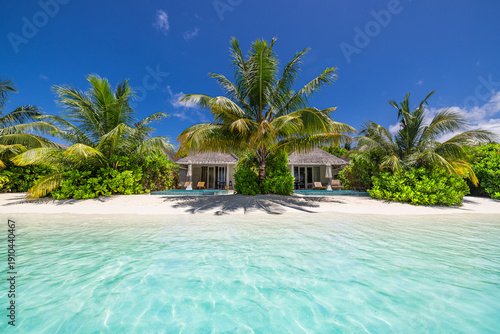 Foto Tropical island landscape luxury beach villas bungalows palm trees ocean lagoon sandy shore
