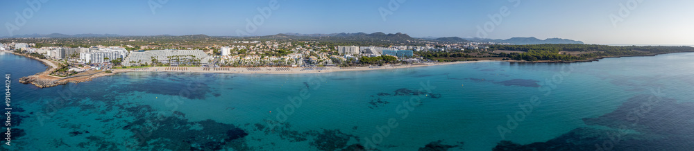 Fototapeta premium imagen aérea panorámica de la playa Cala Millor en Mallorca con hoteles y aguas turquesas