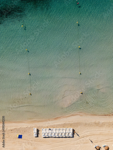 imagen aérea cenital de la playa Cala Millor en Mallorca con velomares y aguas turquesas