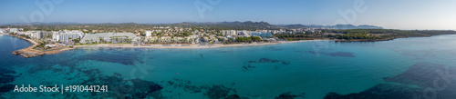 imagen aérea panorámica de la playa Cala Millor en Mallorca con hoteles y aguas turquesas