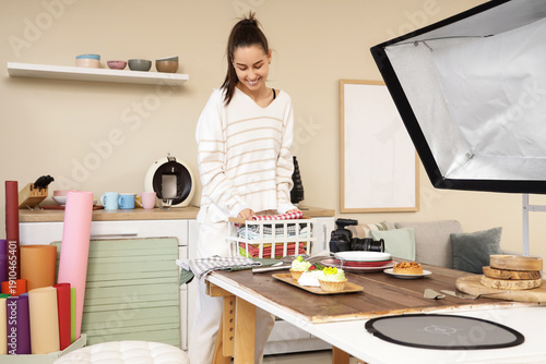 Young female photographer p...
