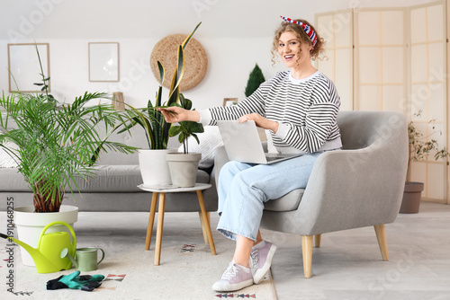 Female florist with laptop ...