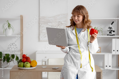 Female nutritionist with la...