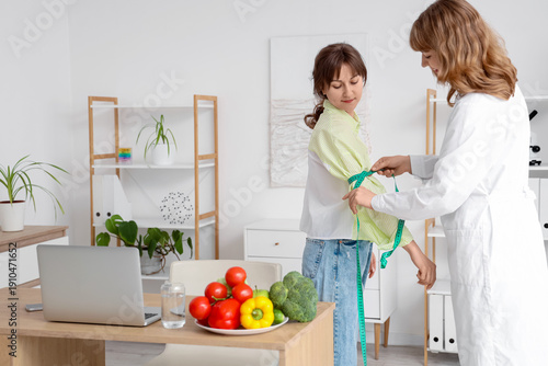 Female nutritionist measuri...