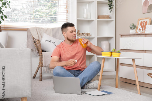 Young man with laptop, lunc...