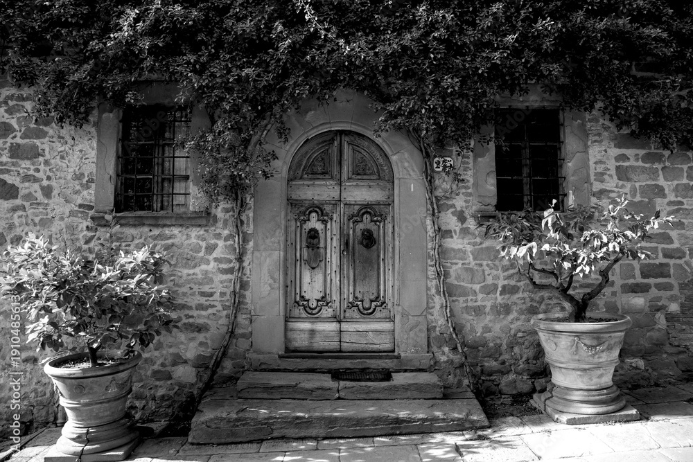 Obraz premium Borghi toscani in bianco e nero. Il borgo medievale di Volpaia circondato dai vigneti nella regione del Chianti Senese, Siena,Toscana. Italia