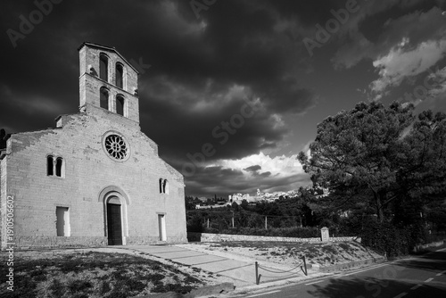 Borghi Italiani in bianco e nero. Architettura medievale a Spello, antico borgo medievale. Umbria, Italia