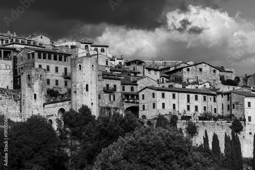 Borghi Italiani in bianco e nero. Architettura medievale a Spello, antico borgo medievale. Umbria, Italia