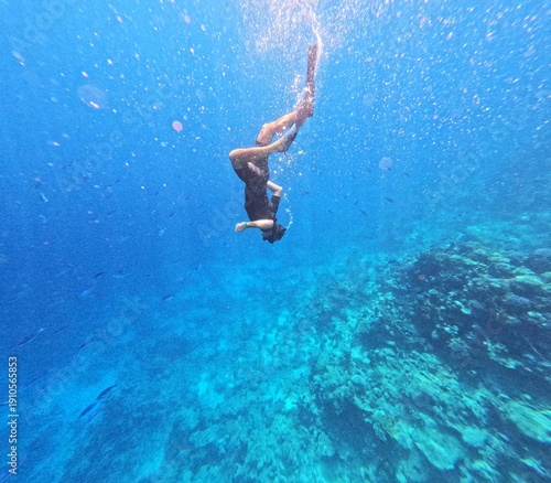sub con pinne e senza bombole in immersione, alla scoperta della barriera corallina di Sharm el-Sheikh in Egitto , nel mar rosso.