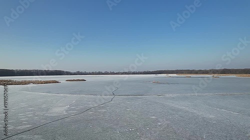 Rezerwat przyrody Łęższczok na Śląsku w Polsce zimą z lotu ptaka. Zamarznięte jezioro w zimie.
