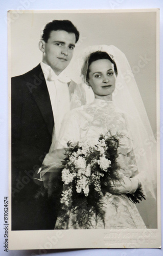FOTOGRAFIA VINTAGE CHE RITRAE UNA COPPIA DI SPOSI IN POSA