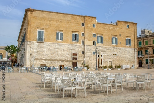 Tableau sur toile trani, italien - piazza mit altem palazzo