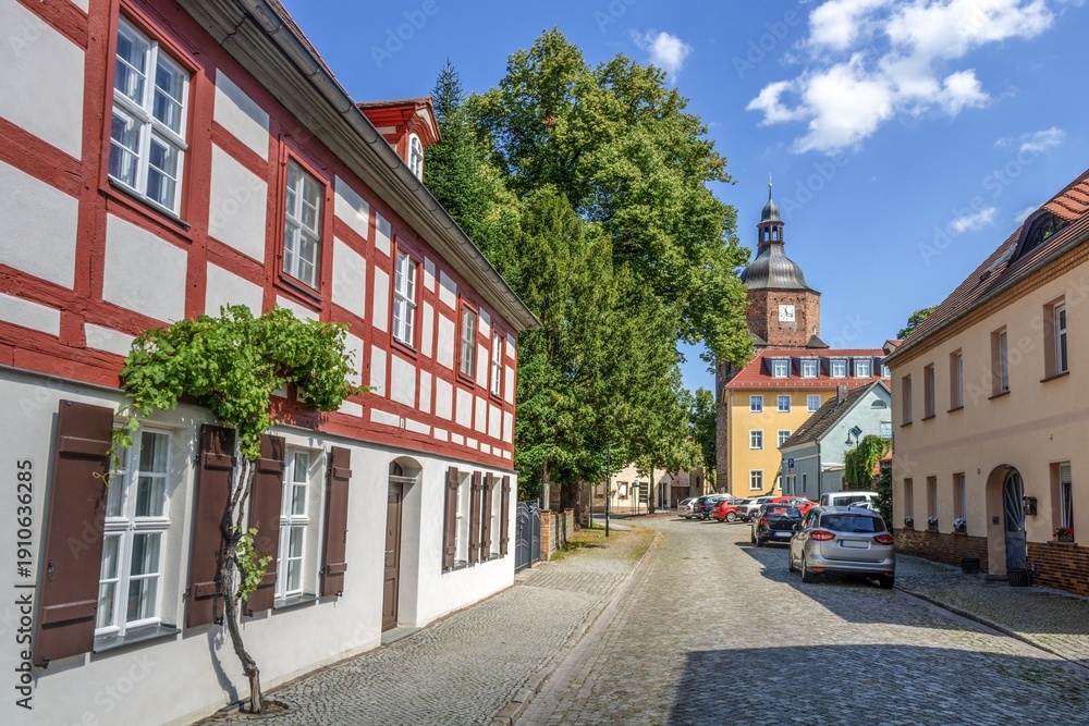 Obraz premium vetschau, deutschland - altstadt mit fachwerkhäusern und turm der doppelkirche