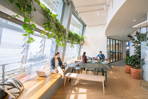 Foto Premium modern coworking in vibrant metropolis: abundant natural light, panorami