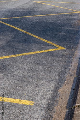 Zébra jaune sur une route à côté d'un trottoir