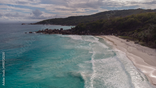 Drohnenaufnahme der Seychellen – Tropische Strände und türkisfarbenes Meer auf Praslin, Mahé und La Digue aus der Vogelperspektive
