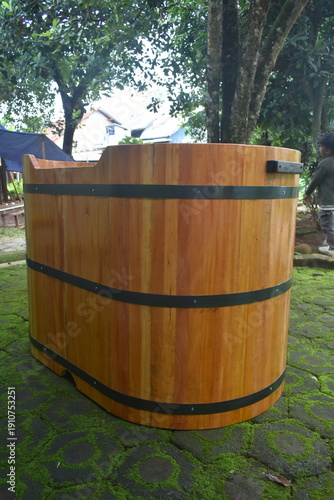 Large size unique bathtub craft made of wood with a rustic theme, this bathtub can be used to refresh.