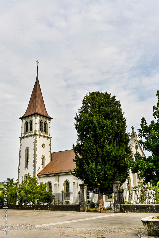 Obraz premium Murten, Kirche, Stadt, Altstadt, römisch-katholisch, Ringmauer, Festung, Schloss, Altstadthäuser, historische Häuser, Rundgang, Sommer, Schweiz