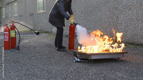 Φωτογραφία corporate safety - exercise during a firefighting course