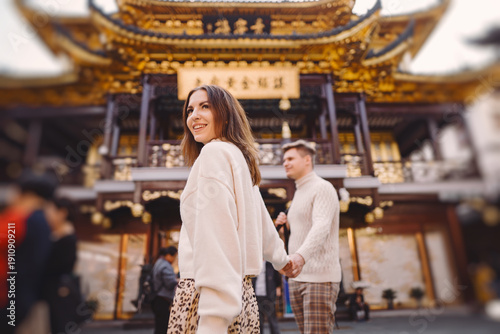 Canvas Print newlywed couple showing affection and holding hands in Shanghai near Yuyuan whil
