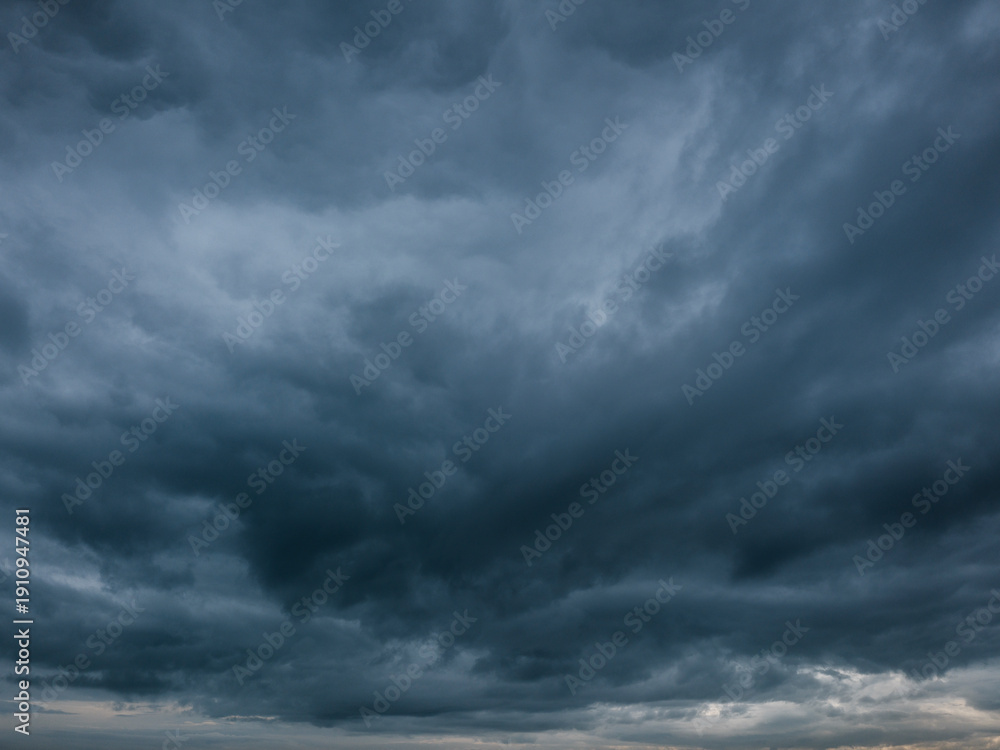 Obraz premium Dramatic thunderclouds covering the sky