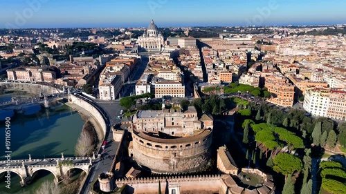 MIX DI 9 CLIP - Vista aerea del Fiume Tevere, Castel Sant'Angelo e San Pietro, Roma, Italia.
Ripresa aera con drone del centro di Roma, meta turistica.