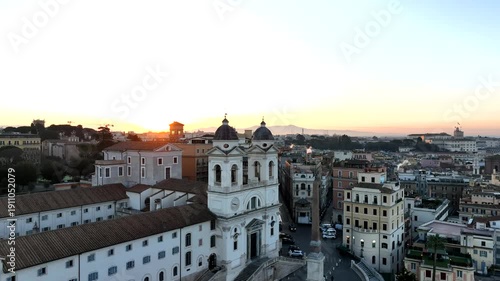 Gruppo di 13 clip video - Piazza di Spagna e la scalinata di Trinità dei Monti, Il centro della città di Roma. Italia.
Spettacolare riprese aeree del centro storico di Roma, all'alba e al tramonto.