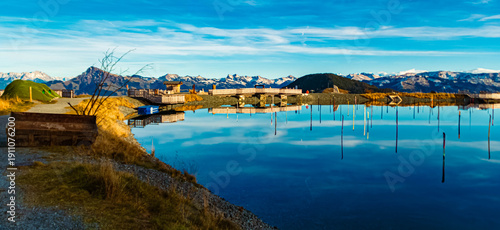 Fotografía Alpine autumn or indian summer view with reflections in a lake at Mount Hartkais