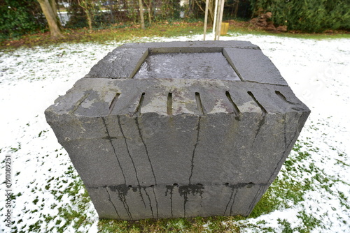 Ohne Titel, Granitblock