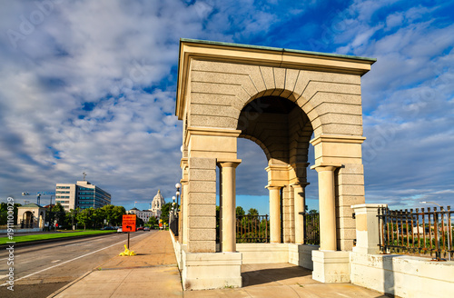 фотографія John Ireland Blvd Bridge in St Paul, Minnesota features a historic stone gatehou
