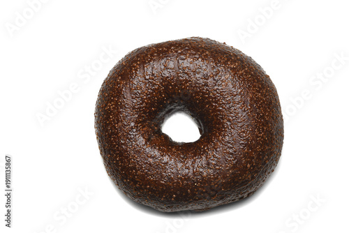 Foto Closeup flay lay shot of a single Pumpernickel Bagel isolated on white