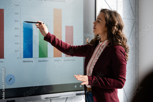 фотографія Woman presenting business data on interactive screen