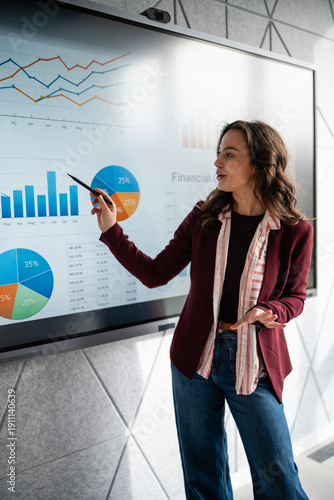 Φωτογραφία Woman presenting financial data graphs on interactive screen