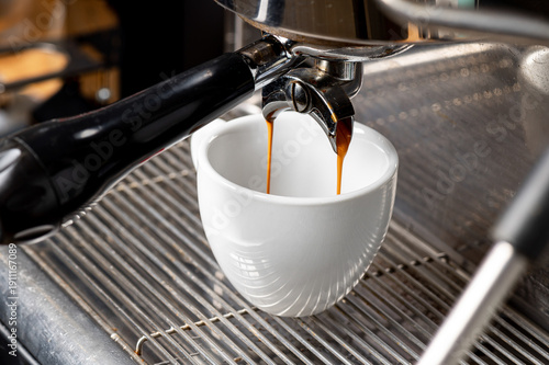 Bild auf Leinwand Double stream of espresso pouring into white cup