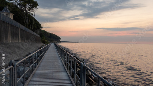 Sonnenuntergang über der Ostsee mit Promenade