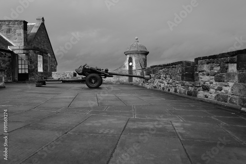 Château d’Édimbourg en noir et blanc sous ciel dramatique