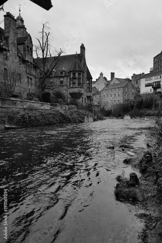 Rivière traversant un village ancien en noir et blanc