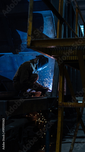 Fotografie engineer welds metal on a freight car