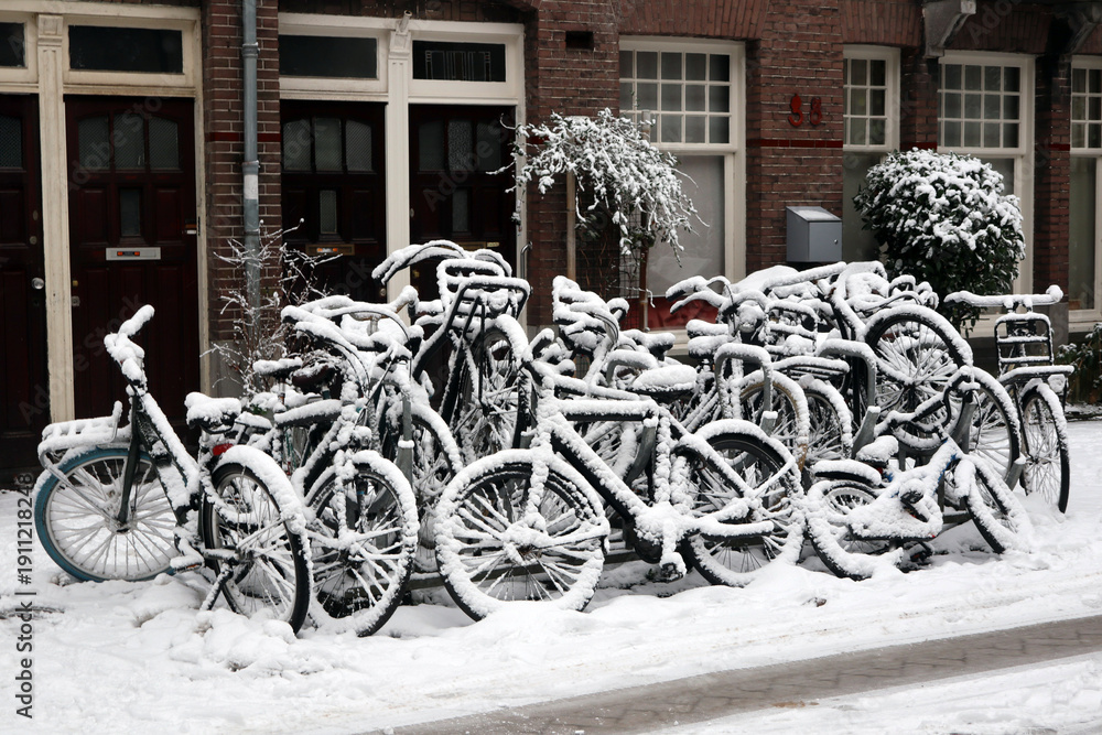 Obraz premium winter in the city. the bike is parked in the snow.