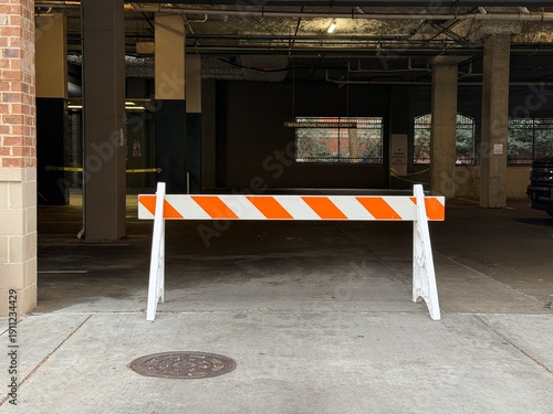 Canvastavla Orange and white do not cross sign barricade to a parking lot