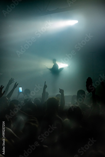 Foto a contraluz de un participante de una banda de música con efectos de luces