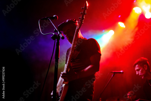 Fotografía Foto a contraluz de un participante de una banda de música con efectos de luces