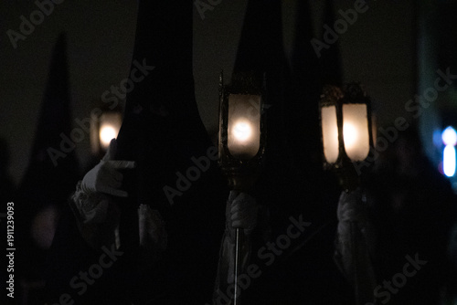 Desfile religioso con túnicas desde una iglesia con tintes góticos y tenebrosos
